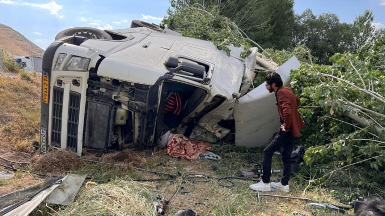 İran plakalı tır kontrolden çıktı: 1 ölü