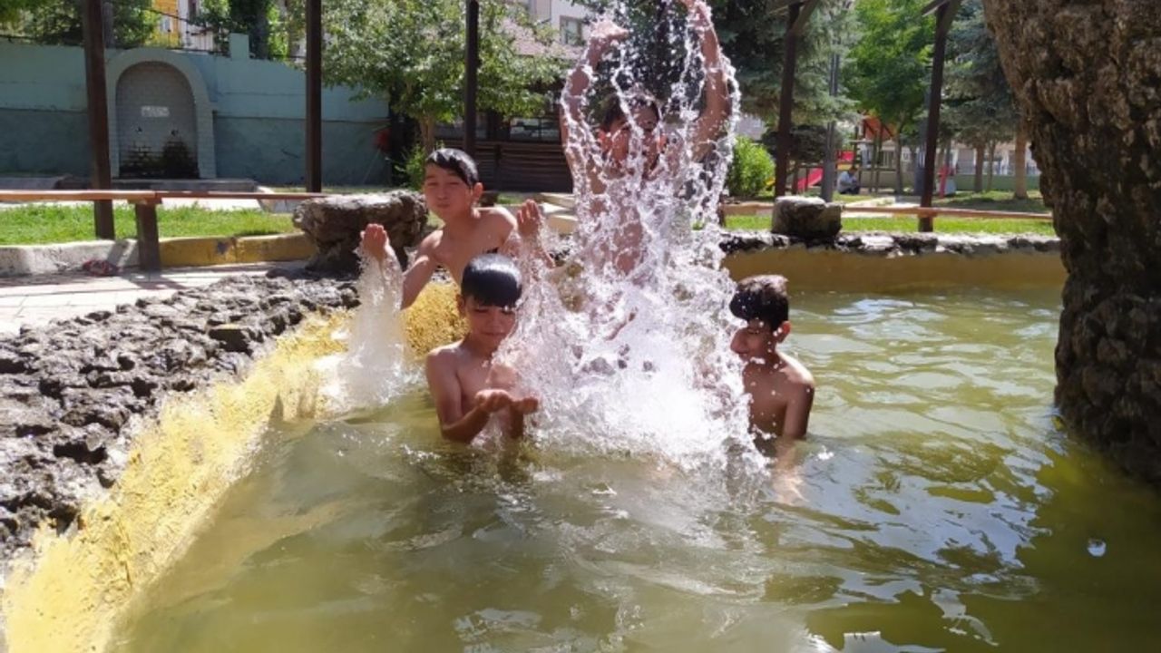 Sıcaktan bunalan çocuklar park havuzlarında serinliyor