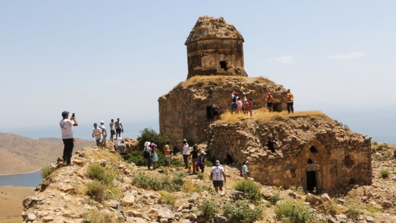 Van Denizi Yüzme Festivali sürüyor