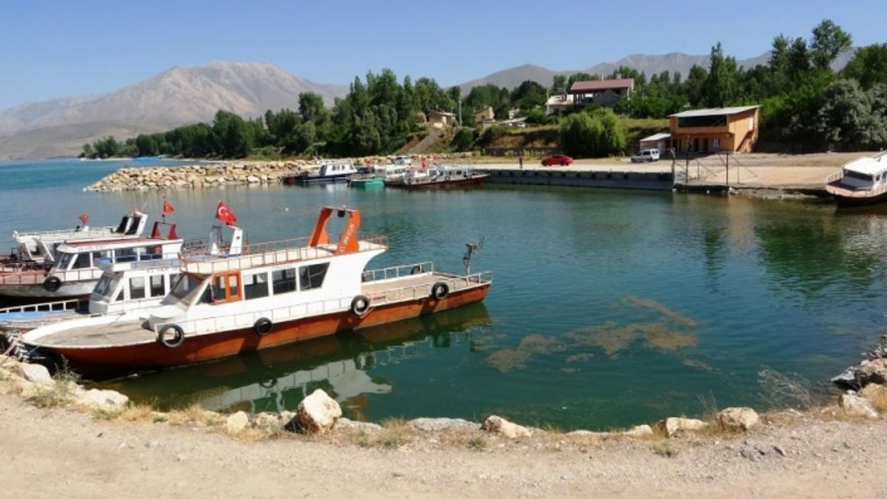 Van Gölü'nde balıkçı tekneleri karaya oturdu