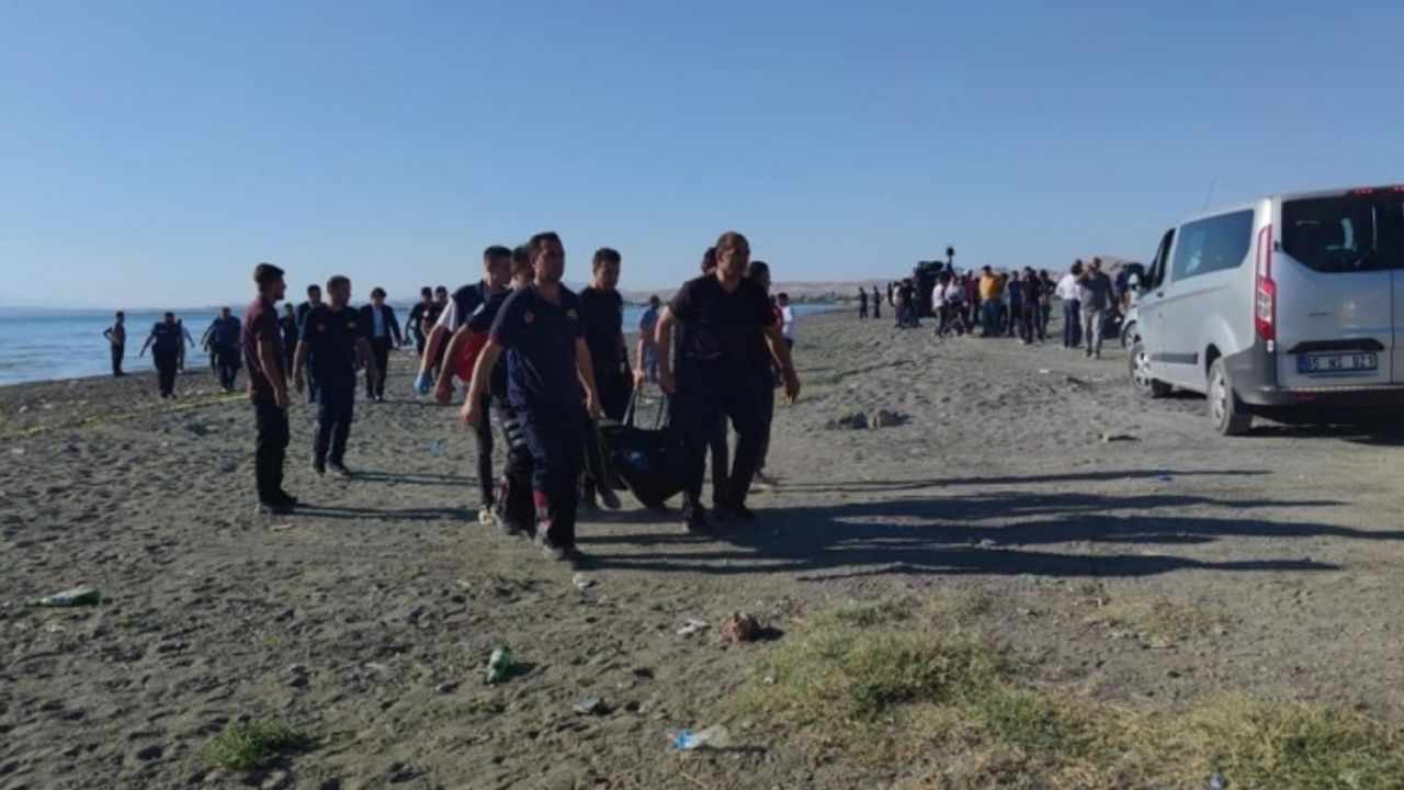 Van Gölü’ne giren çocuklardan 3’ünün cansız bedeni bulundu