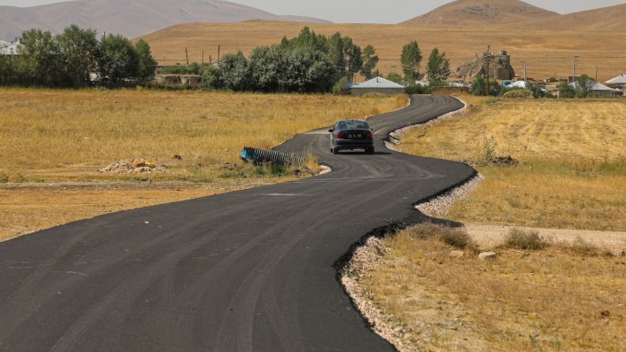 Gürpınar’da 5 mahalle yolu asfaltla buluştu