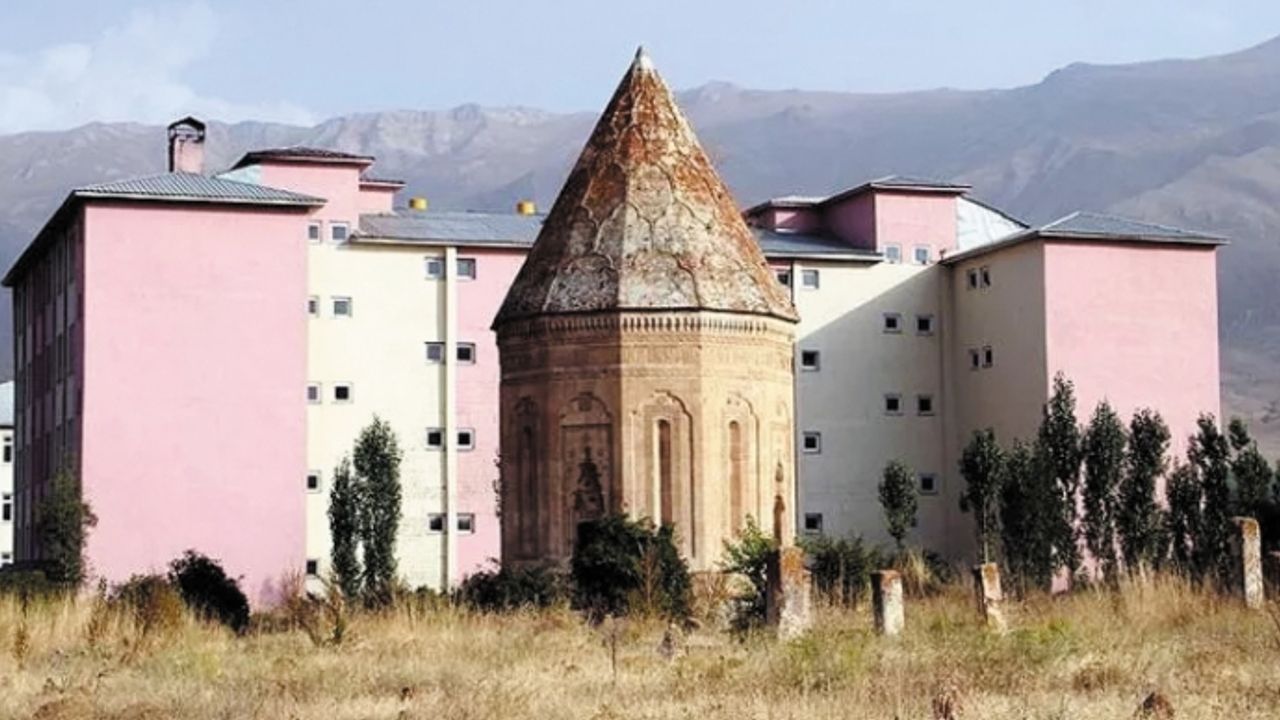 Kümbetin silüetini bozan yurt binası yıktırılacak