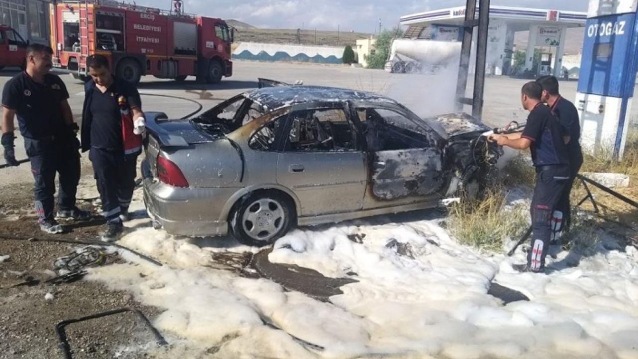 Kamyonetle çarpışan otomobil alev alev yandı
