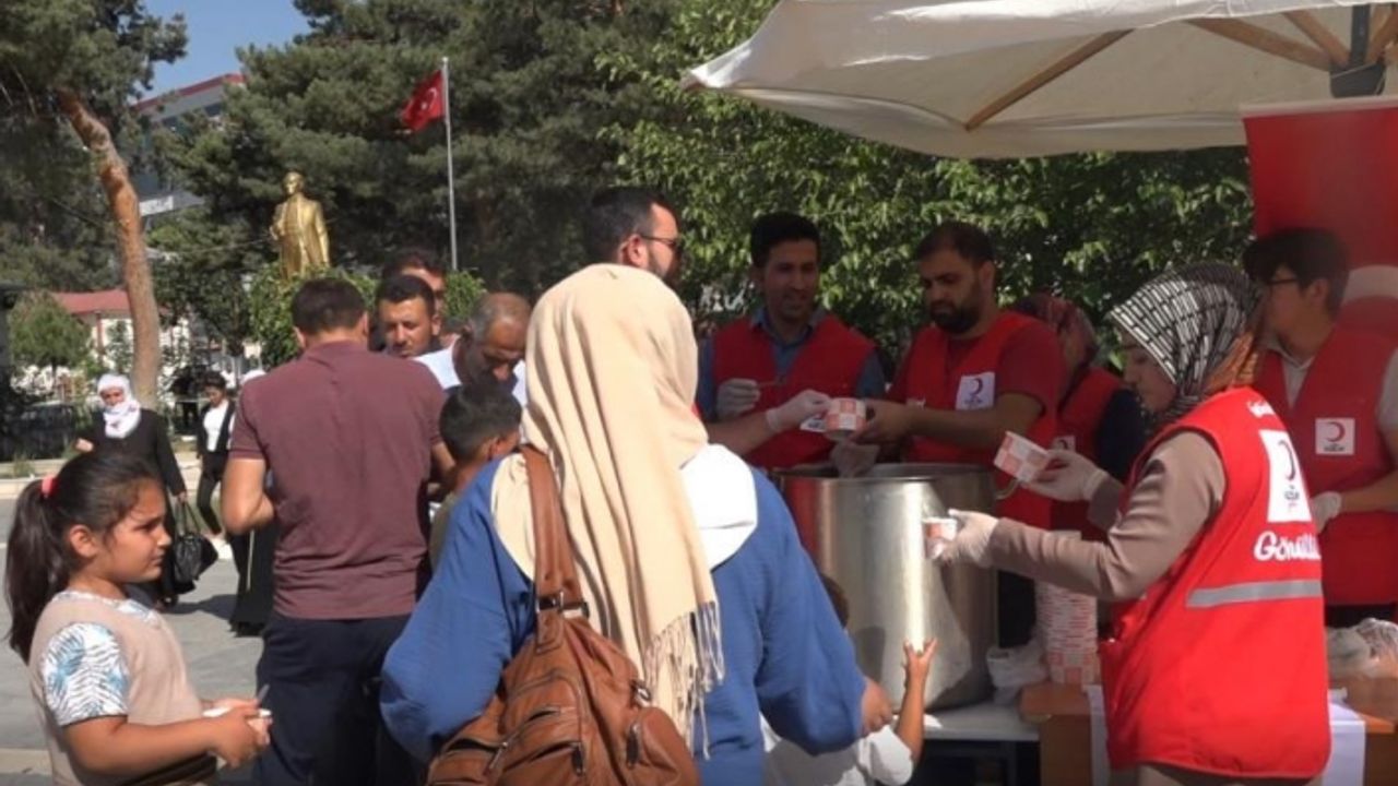 Kızılay Erciş Şubesi'nden aşure ikramı