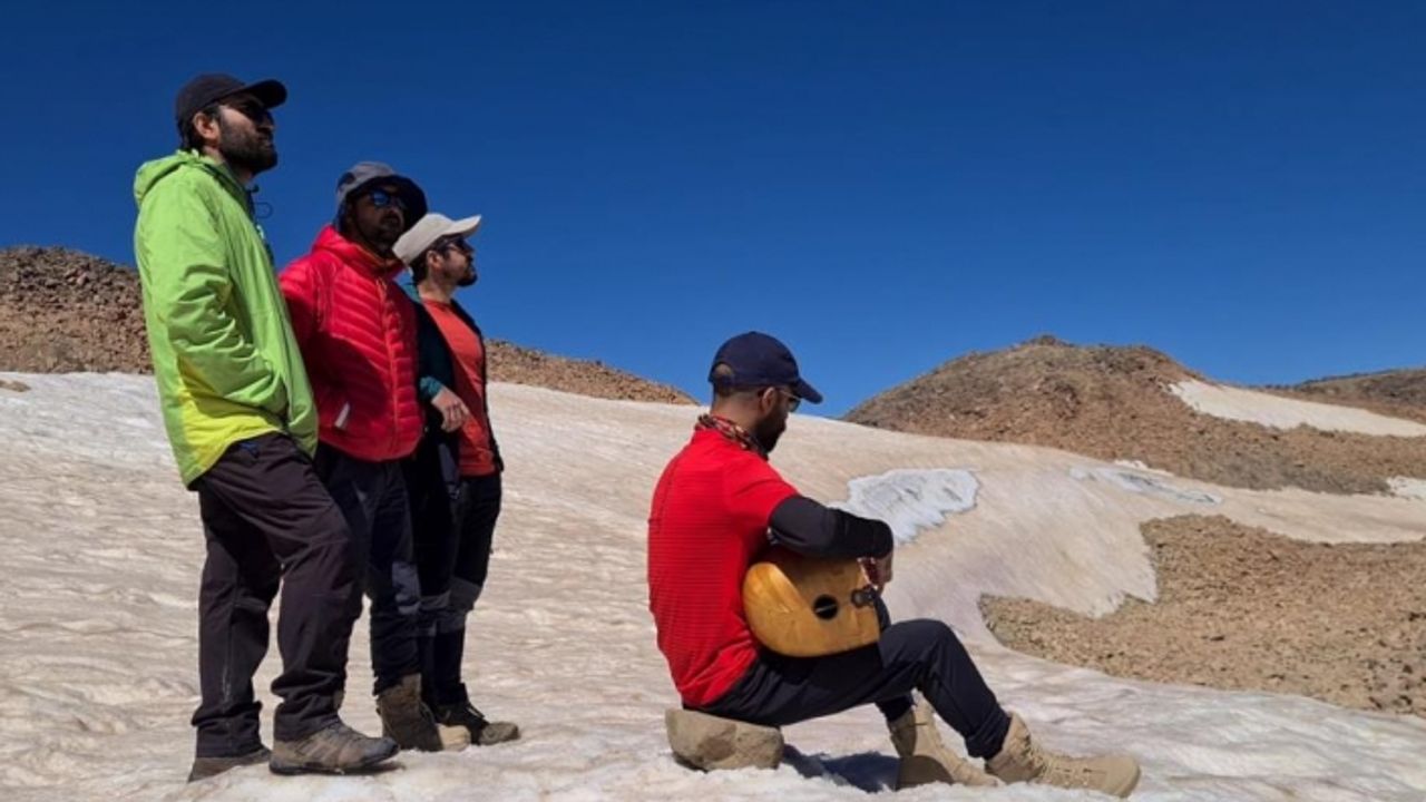 Süphan Dağı zirvesinde saz çalıp türkü söylediler