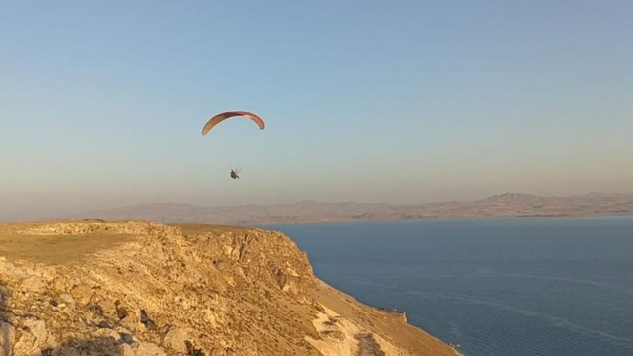 Yamaç paraşütü tutkunlarının yeni adresi Erciş oldu