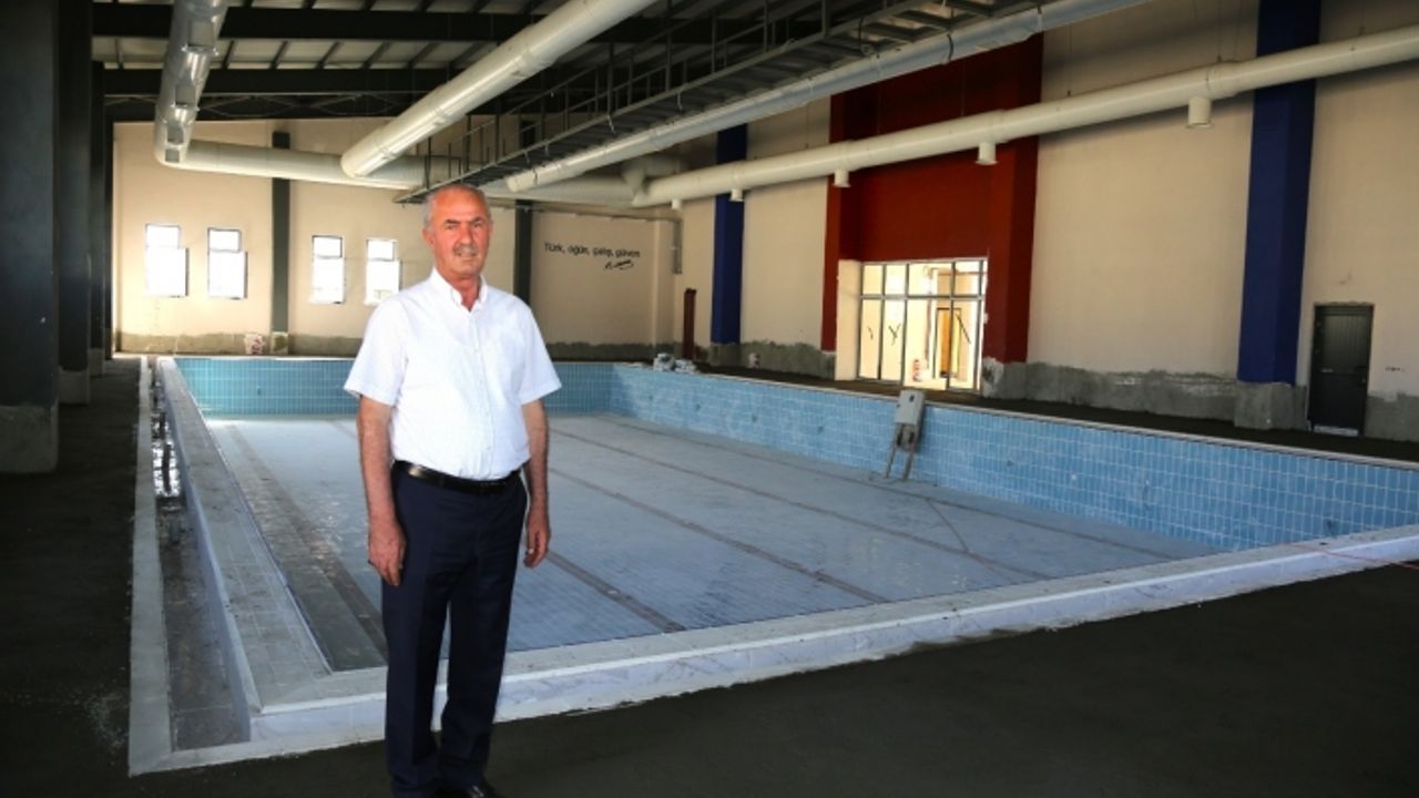 Yarı olimpik yüzme havuzu tamamlanmak üzere
