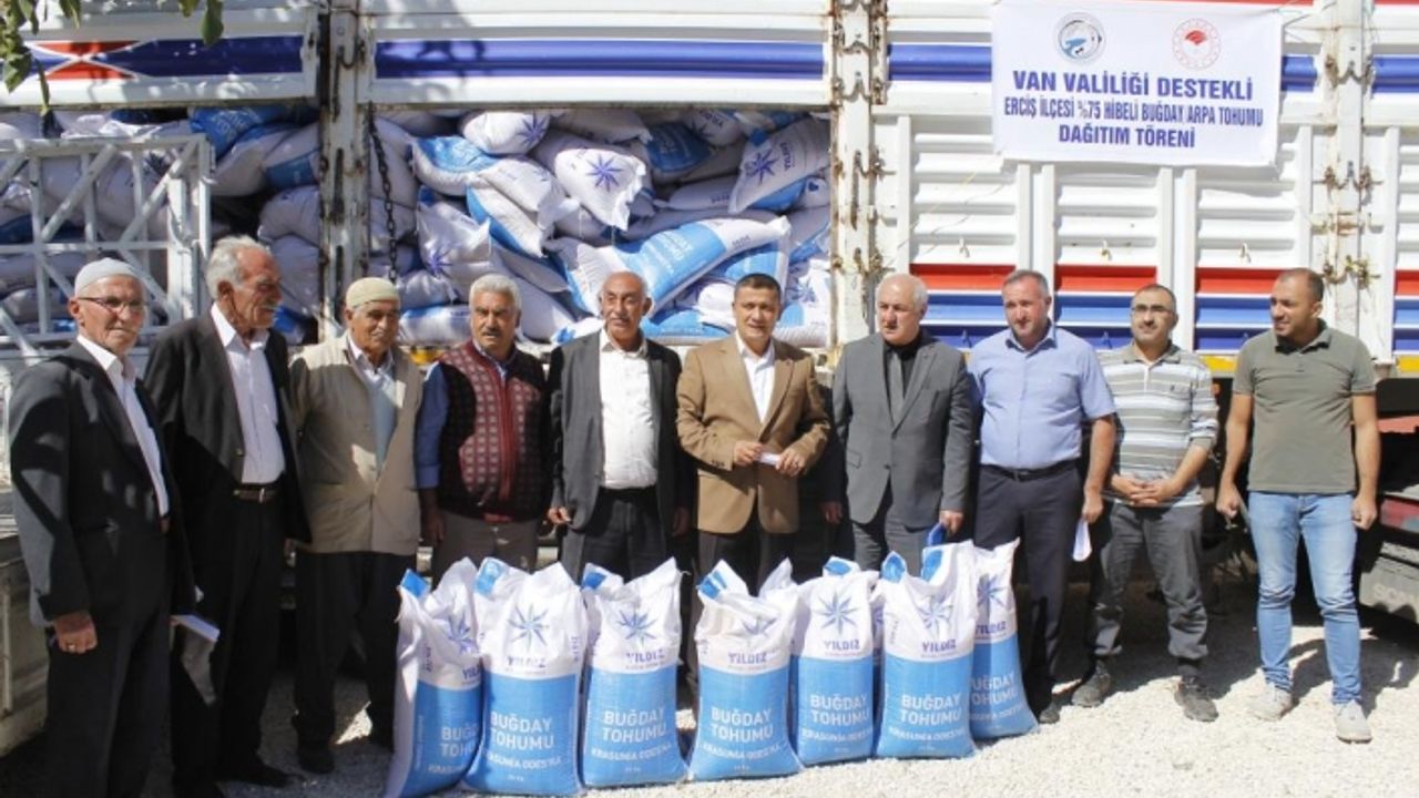 Erciş'te çiftçilere buğday ve arpa tohumu desteği