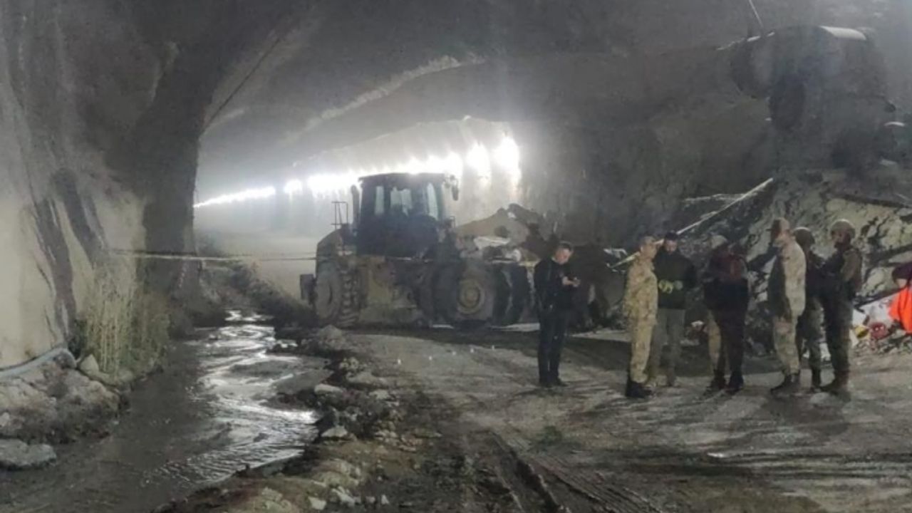 Göçük altında kalanların cansız bedeni bulundu