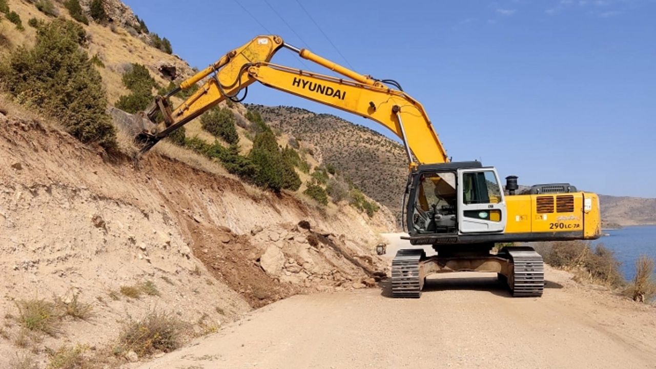 Kırsalda yol iyileştirme çalışmaları sürüyor