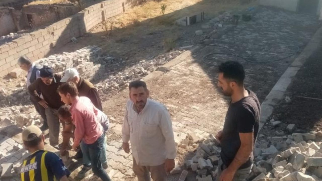 Mahalle sakinleri imece usulüyle cami ve taziye evinin çevre duvarlarını yaptı