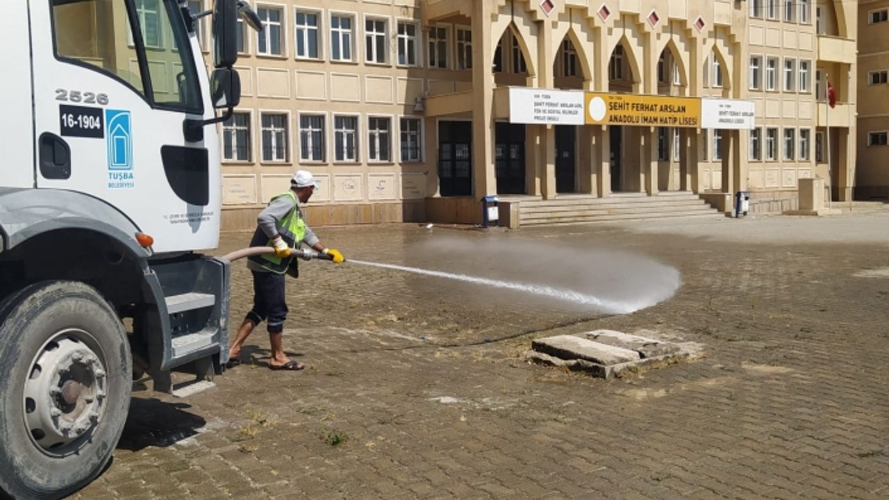 Tuşba’da tüm okulların bahçesi yıkanıyor