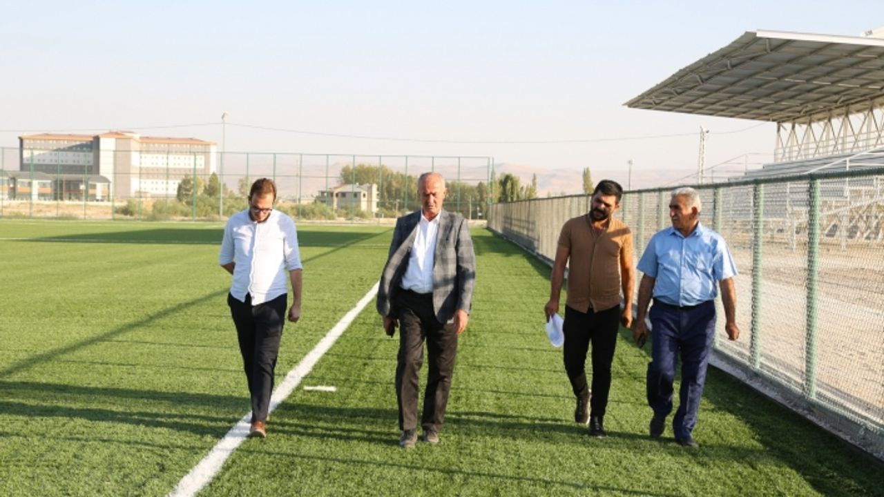 Tuşba’daki futbol sahasının inşaatı hızla ilerliyor