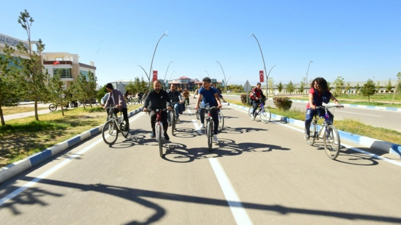 Van YYÜ’de öğrenciler için bisiklet gezisi…