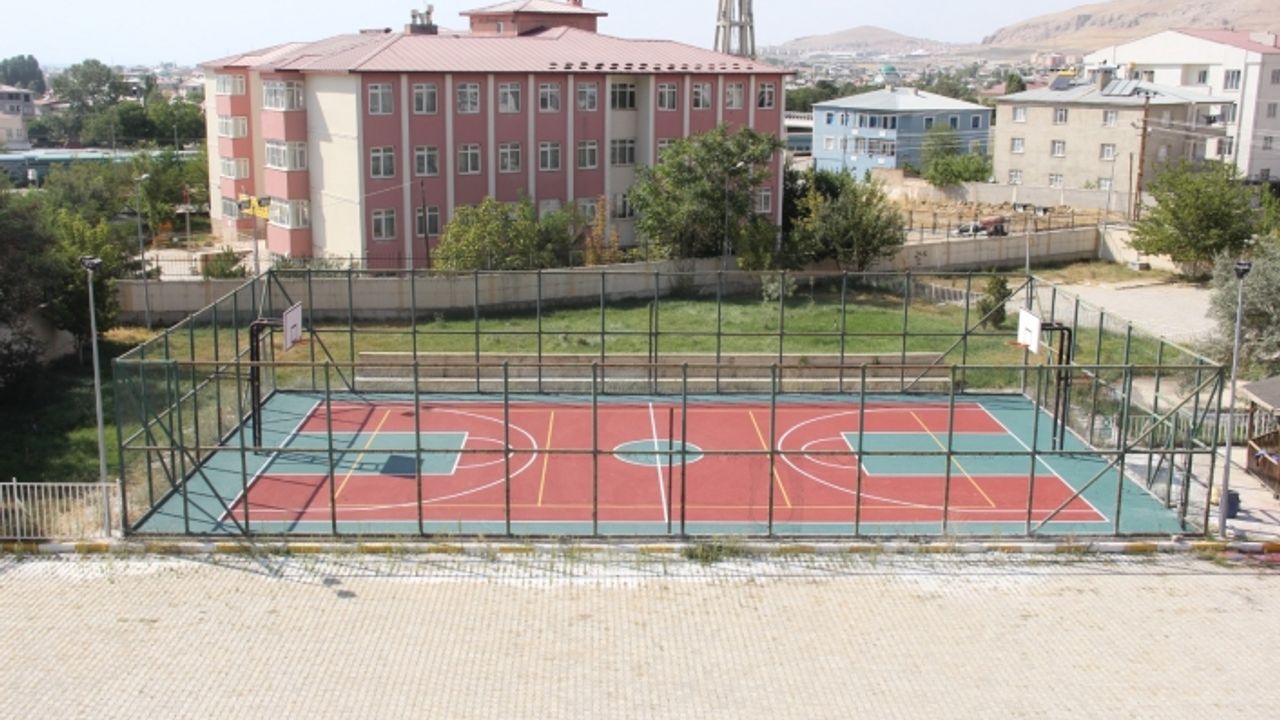 Van’da 125 okula spor sahaları yapılıyor