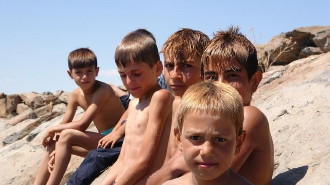 Yaz boyunca Van Gölü’nde  yüzen çocukların saçları sarardı