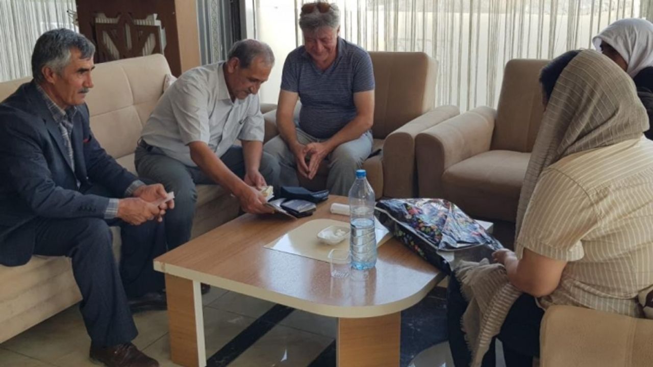 Yerde bulduğu çanta dolusu parayı sahibine teslim etti