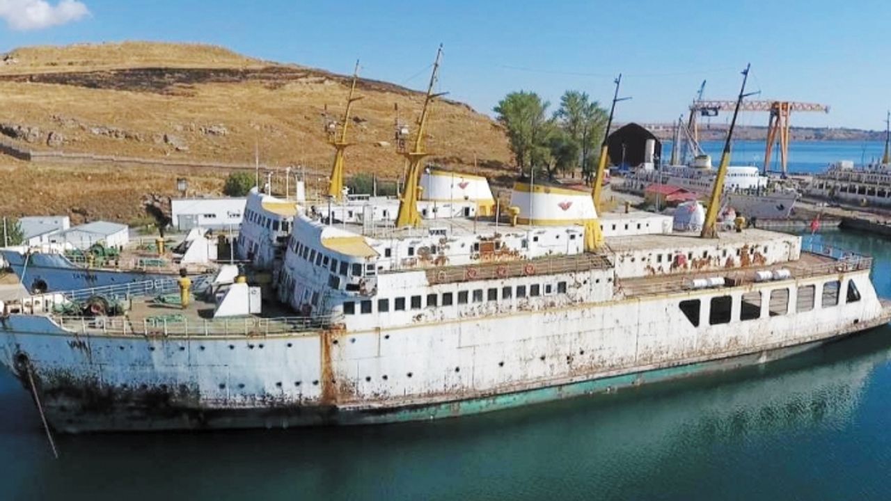 Yüzen Otel'e dönüştürülen feribotta çalışmalar sürüyor