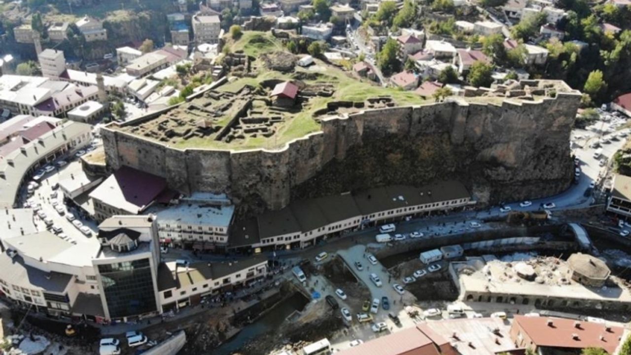 2 bin 500 yıllık Bitlis Kalesi’nde yeni surlar ve yürüyüş yolları yapılıyor