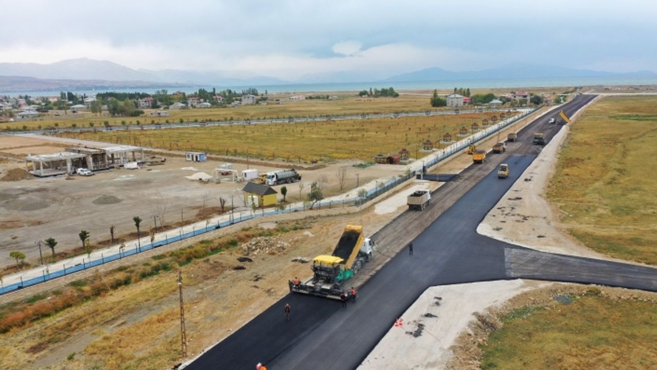 Eski Kale Yolu'nda asfalt çalışmaları...