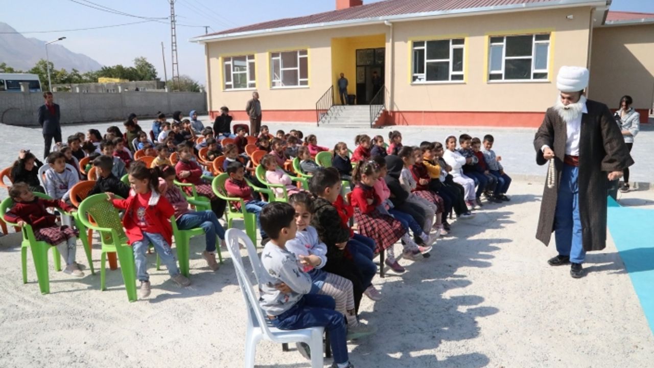 Kırsaldaki öğrenciler tiyatro ile buluşuyor