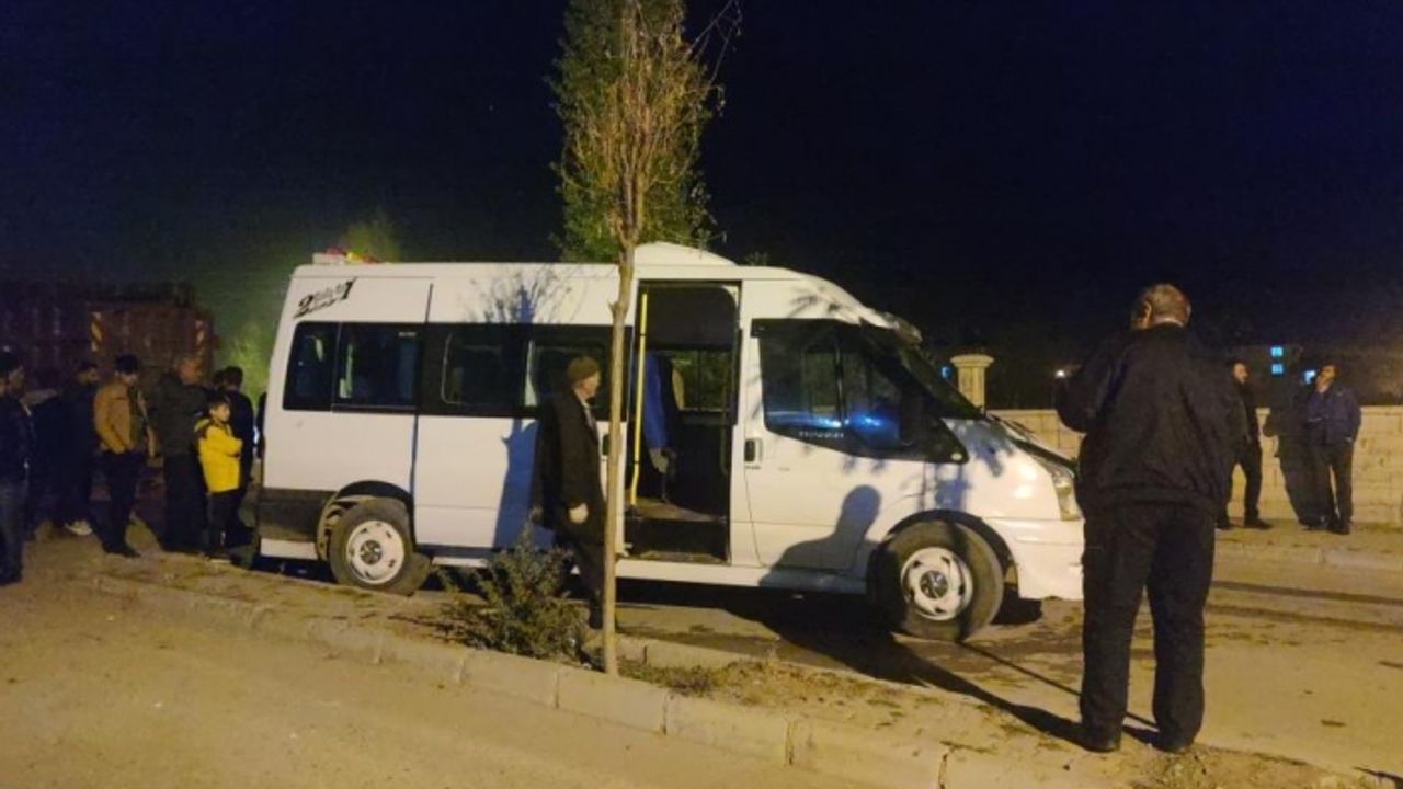 Van'da tren hemzemin geçitte minibüse çarptı