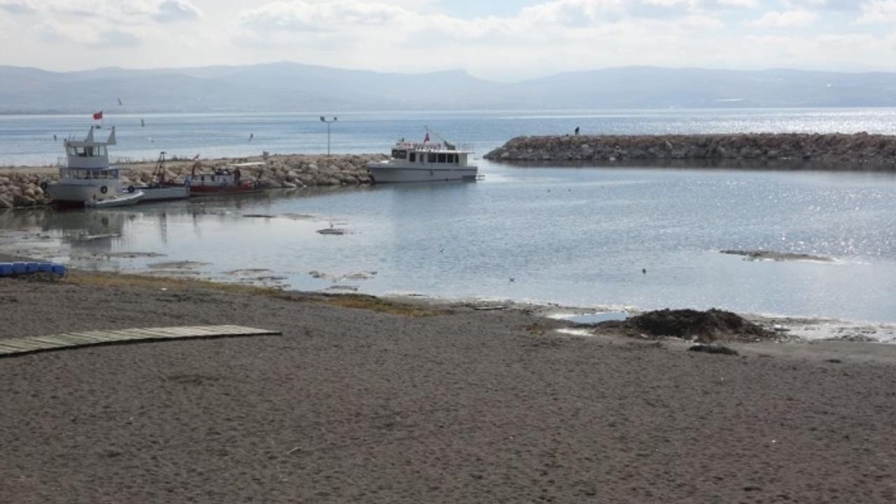 Van Gölü’nde su seviyesinin azalması endişelendirdi
