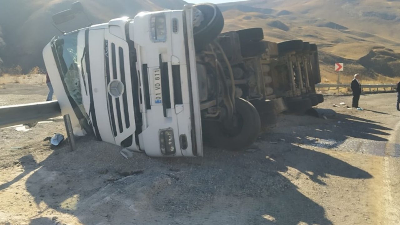 Başkale'de TIR devrildi; şoför yaralandı