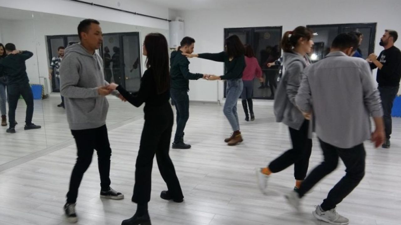 Gündüz terzilik, akşam ise dans eğitmenliği yapıyor