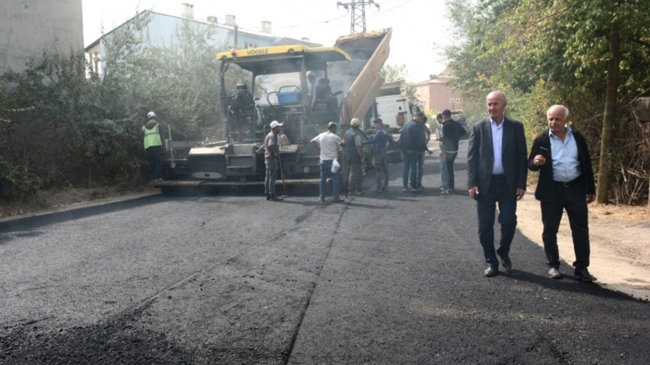 Tuşba’da 12 mahalle yolu asfaltla buluştu