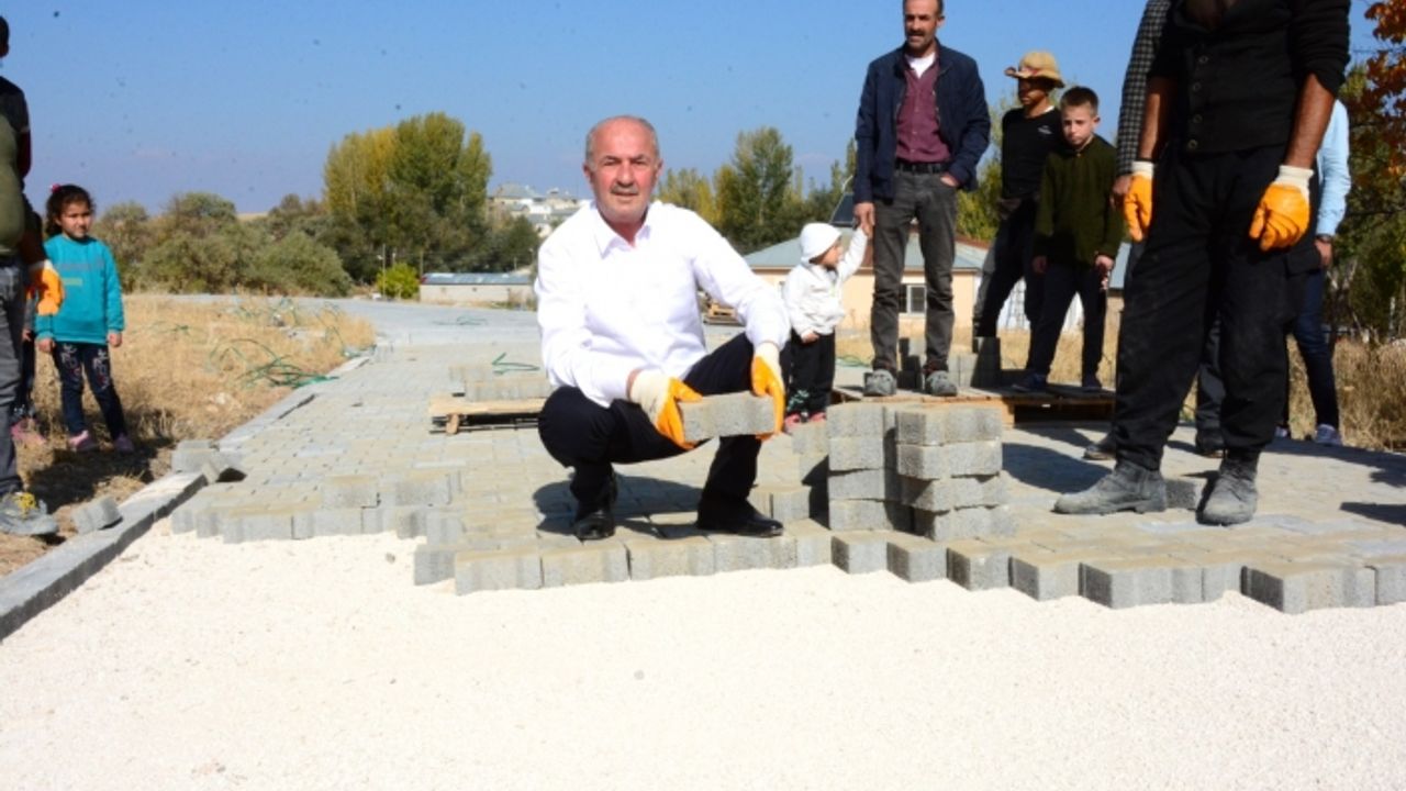 Tuşba’da 160 bin metrekare kilit parke taşı çalışması…
