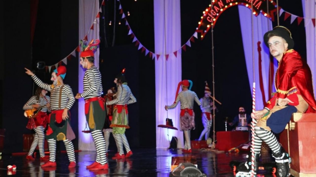 Van'da ‘Scapin'in Dolapları’ oyunu büyük beğeni aldı