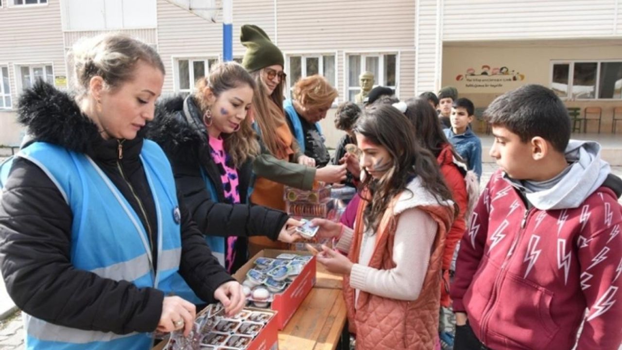 Van Gölü Ekspresi'yle gelip köy çocuklarını sevindirdiler
