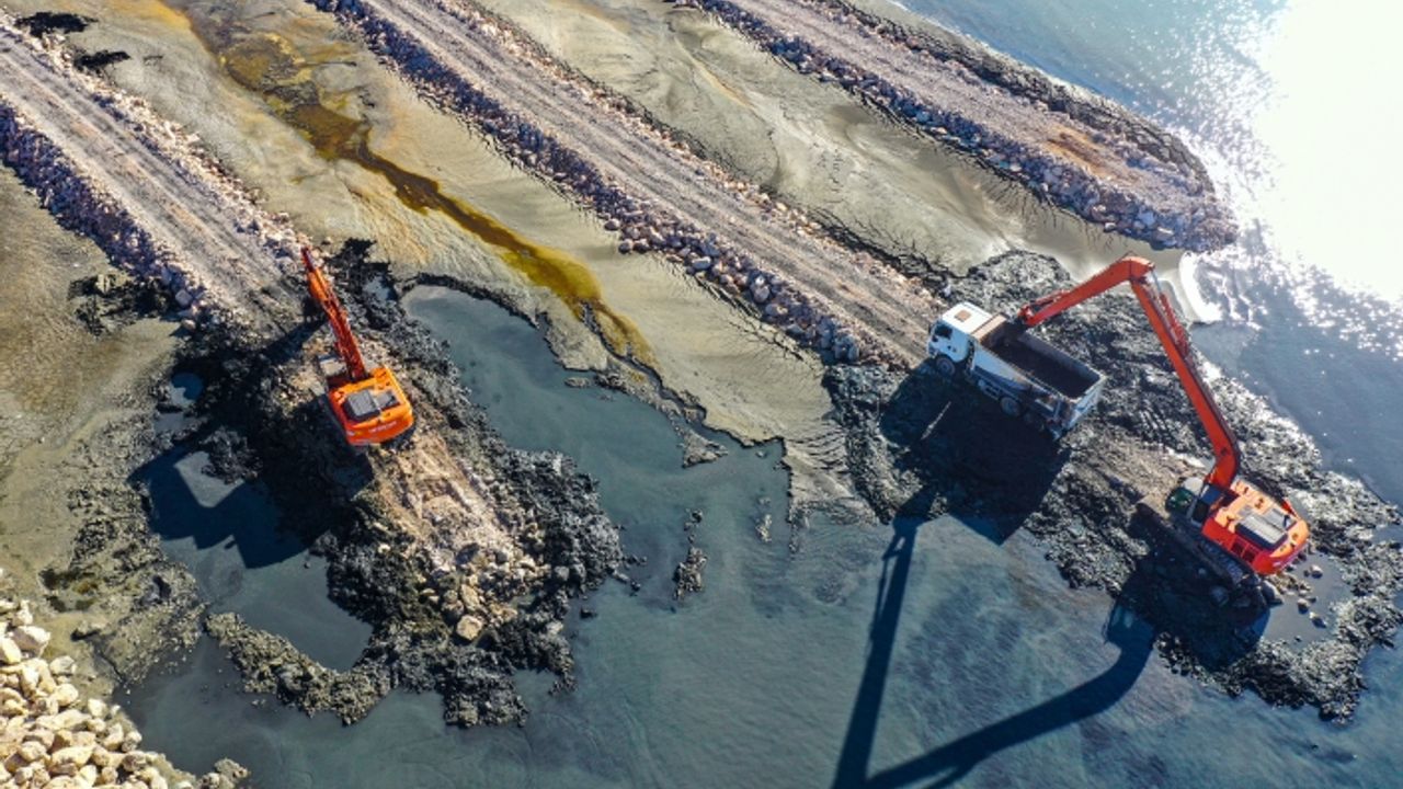 Van Gölü’nden 615 bin metreküp çamur çıkarıldı