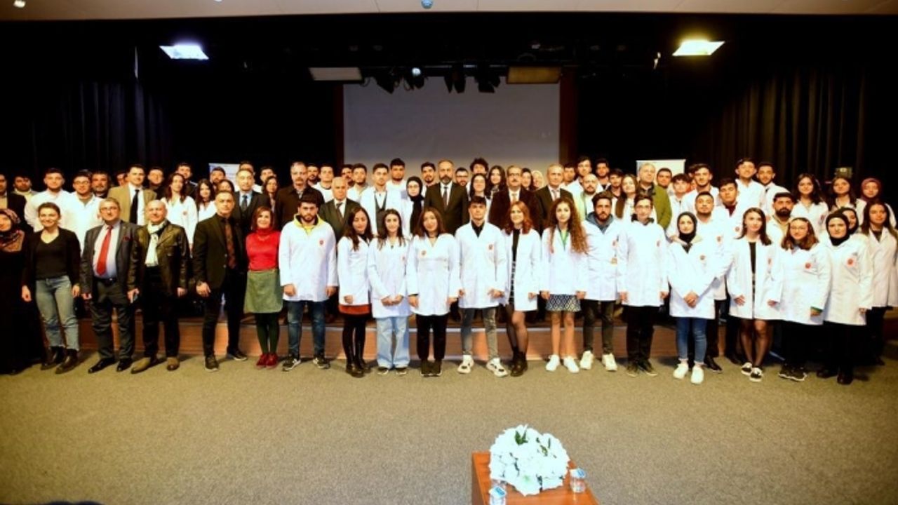 Van YYÜ'de öğrenciler beyaz önlüklerini giydi