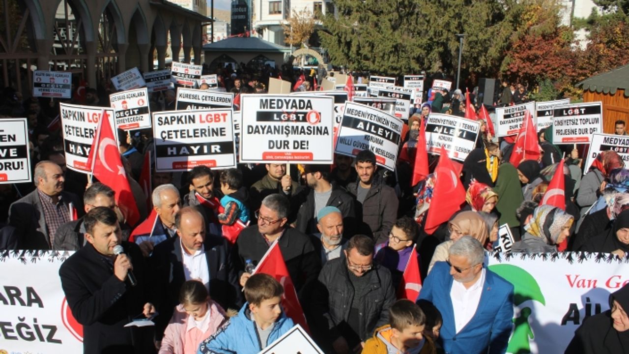 Van’da, ‘Ailen saldırı altında, harekete geç’ yürüyüşü gerçekleştirildi