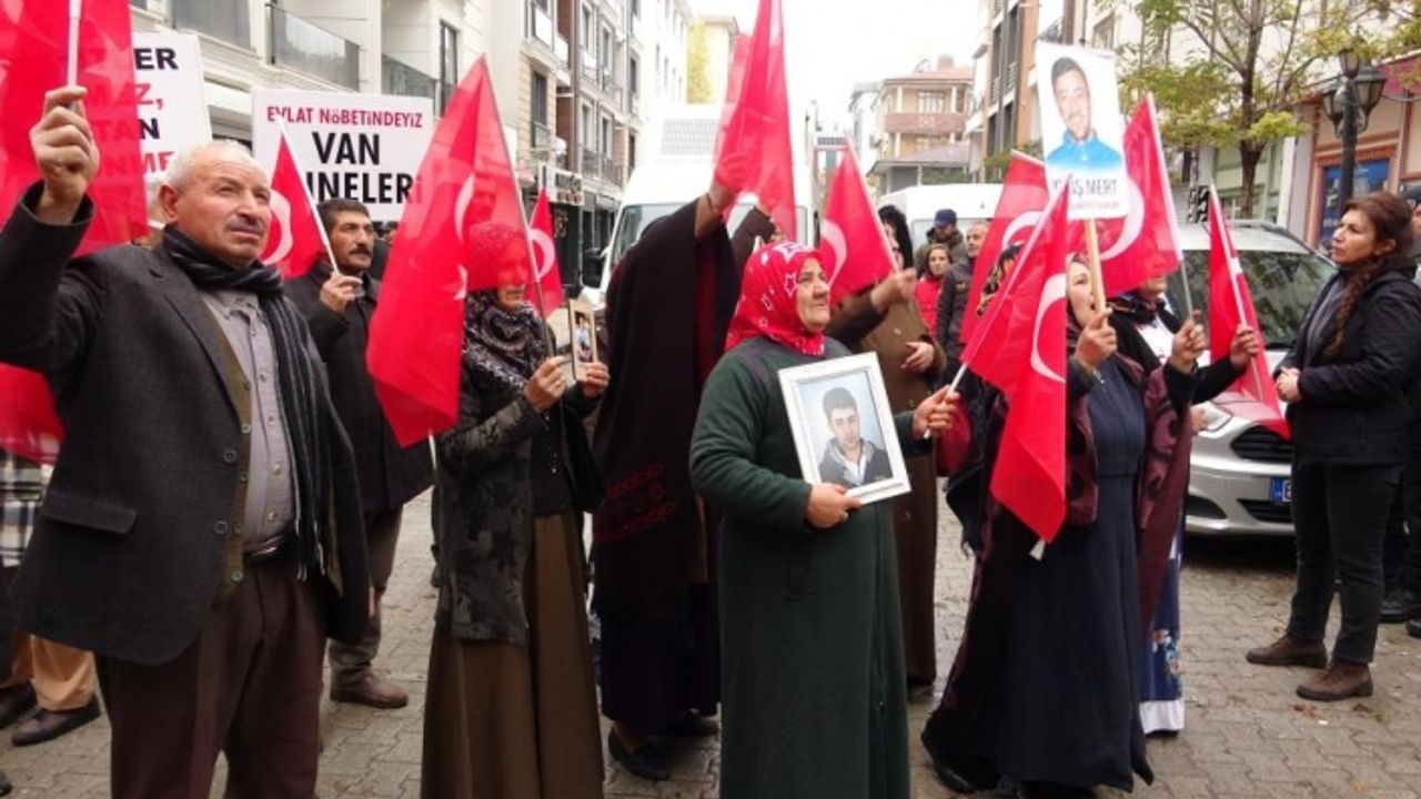 Vanlı ailelerin evlat nöbeti sürüyor