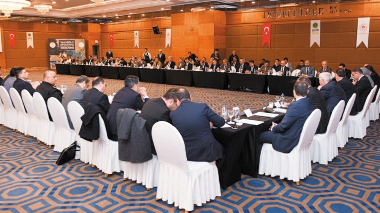 Vali Balcı: Van Gölü'nü gelecek kuşaklara bırakmalıyız