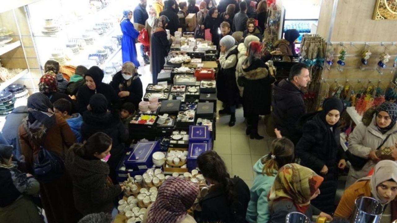 Van'da bir AVM’de yapılan indirim izdihama neden oldu