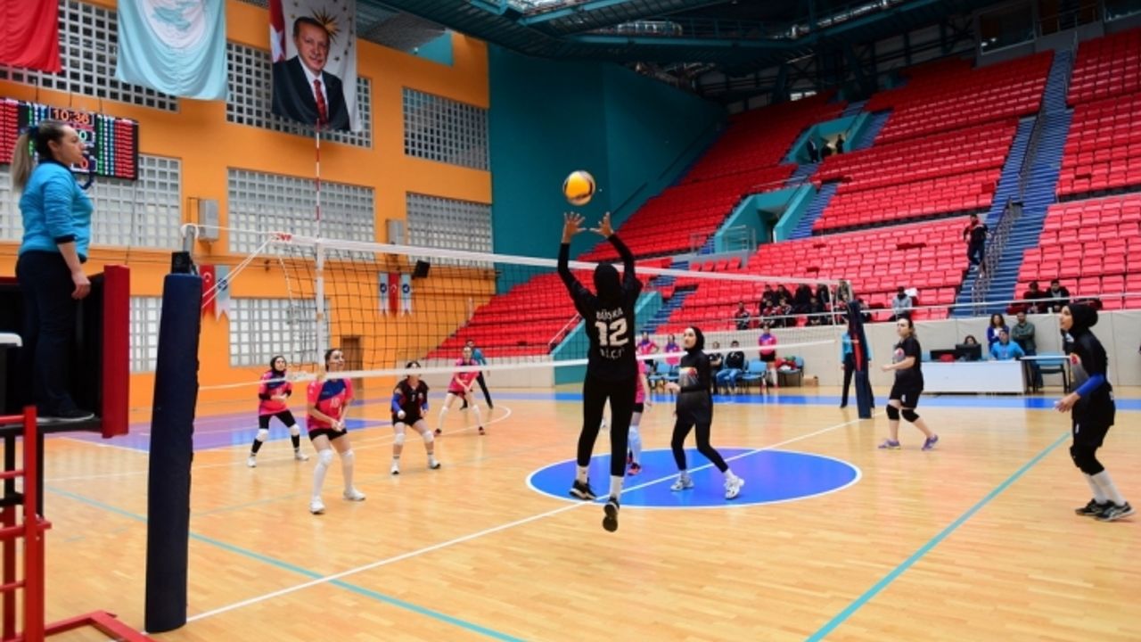 Voleybol Bölgesel Lig Grup müsabakaları Van YYÜ’de başladı