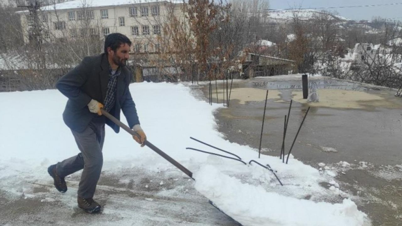 Damlardaki karı temizleyerek gelir elde ediyor