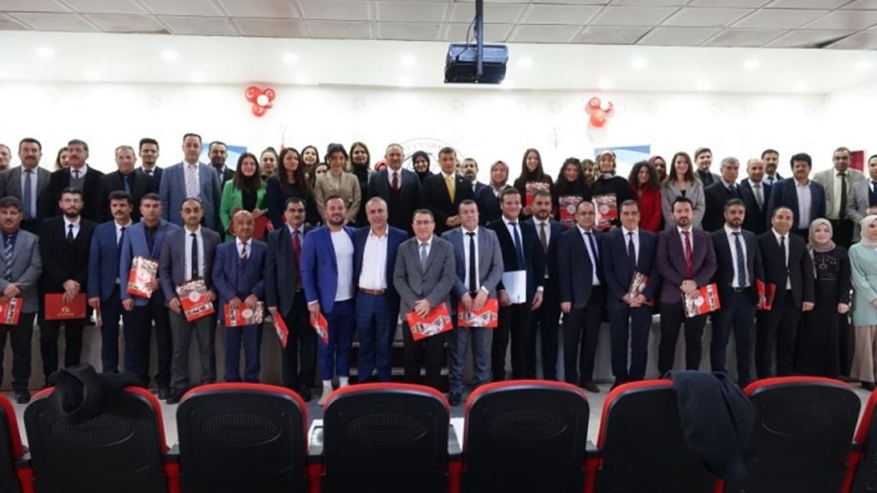 Erciş’te başarılı öğretmenlere taltif belgesi verildi