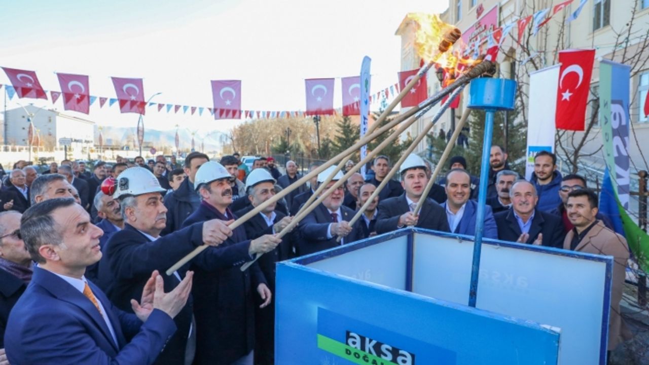 Gürpınar’da ilk doğal gaz ateşi yakıldı