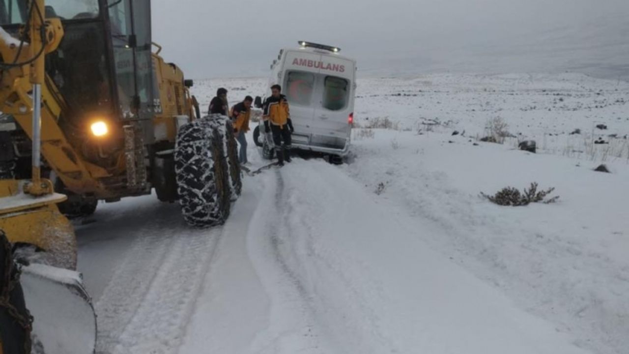 Kara saplanan ambulans belediye ekipleri tarafından kurtarıldı