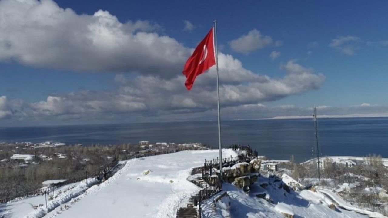 Van'da kar yağışı kartpostallık görüntüler oluşturdu