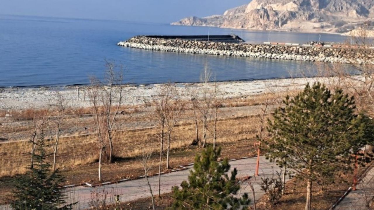 Van Gölü’nde su seviyesi düşmeye devam ediyor