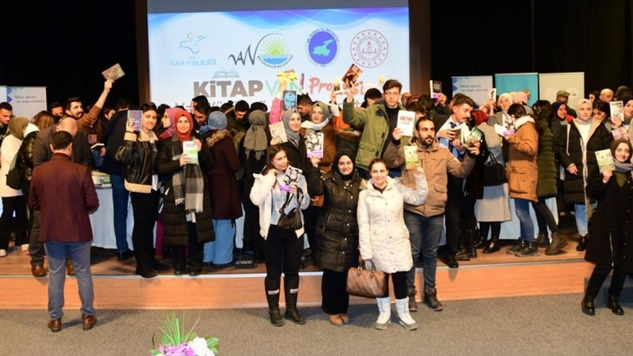 Van YYÜ’de kitap dağıtım töreni…