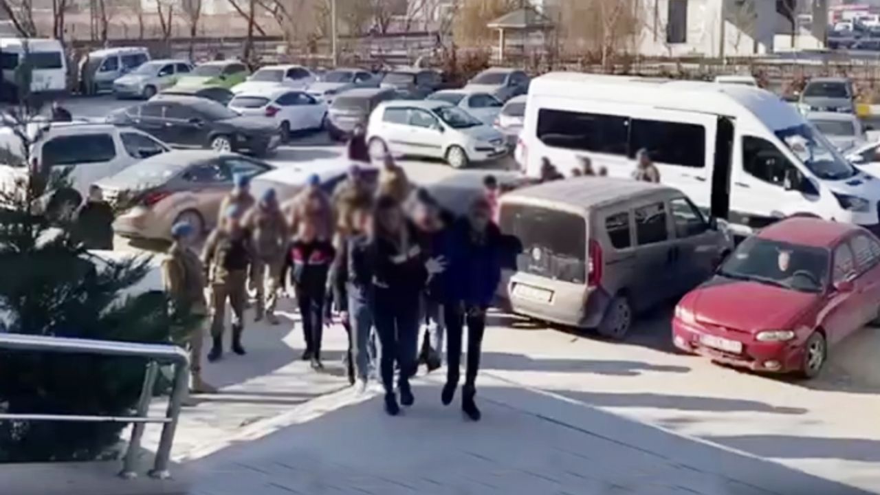Van’da 12 eve baskın: 10 tutuklama