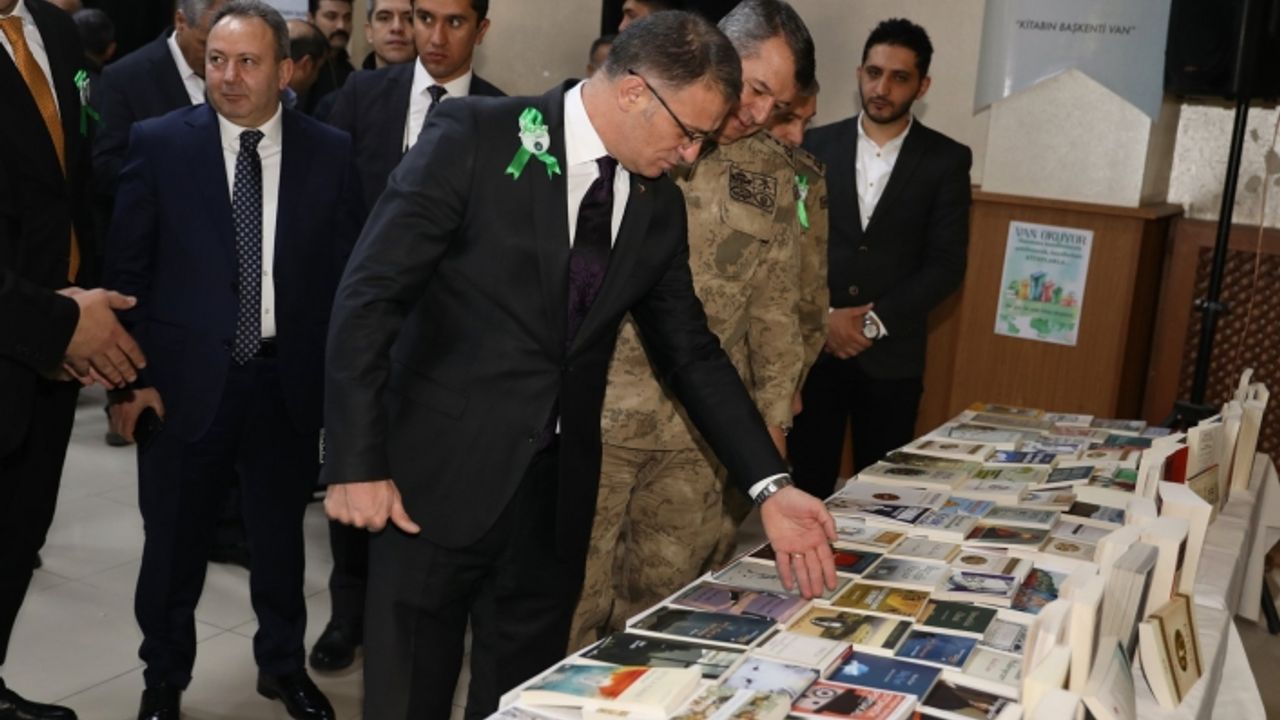 Van’da kamu kurum ve kuruşlarına kitap…